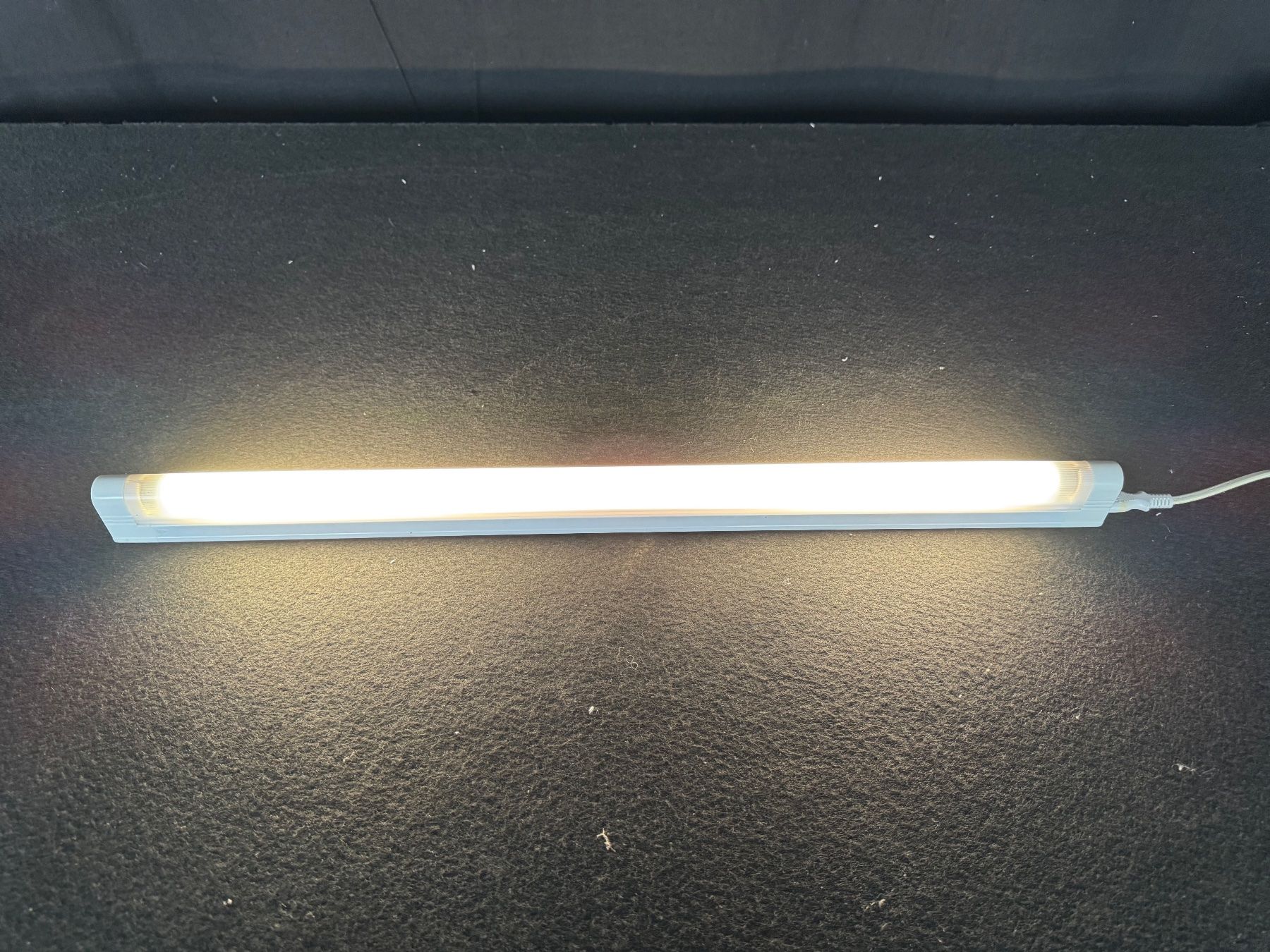 Lampade: 6x FL-Striplight T5, 60cm, 14W, weiss mit Schalter – Usato da Urtenen-Schönbühl venduto da nuancegmbh