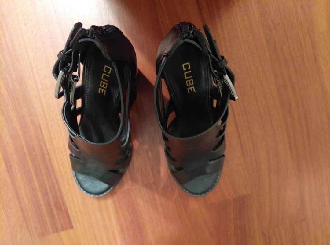 Cube Scarpe da donna: Schwarze Leder Sandalen / High Heels – Usato da Basel venduto da shirley_gold 1