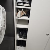Grosser, weisser Schuhschrank mit viel Stauraum