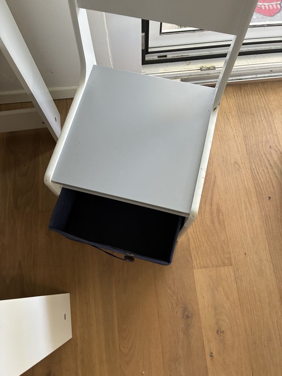 Set di tavolo e panche: Kindertisch mit 2 Stühle und Stauraum – Usato da Saland venduto da Francyherrera 5