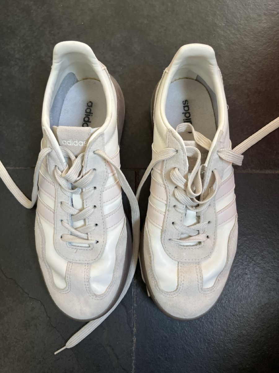 Adidas Chaussures femmes: Sneakers – D'occasion à Busswil BE par bboe