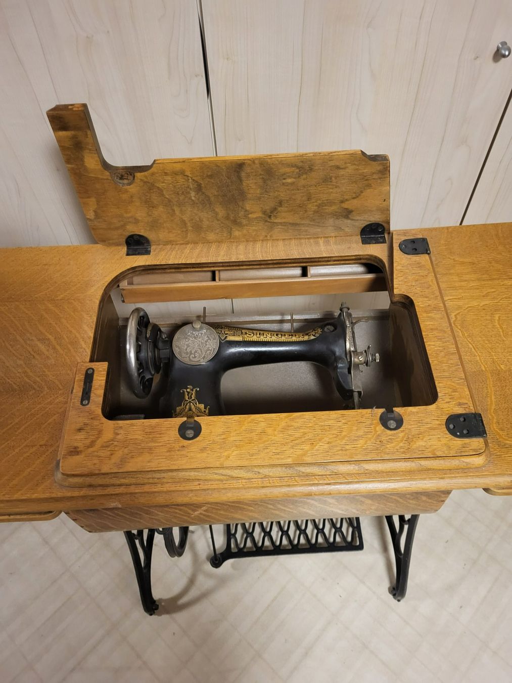 Singer Macchine da cucire: Antike Singer Nähmaschine mit Tisch – Usato da Sulgen venduto da fibi4 7