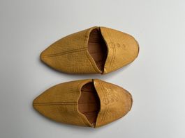 Alte Kinderschuhe aus Leder