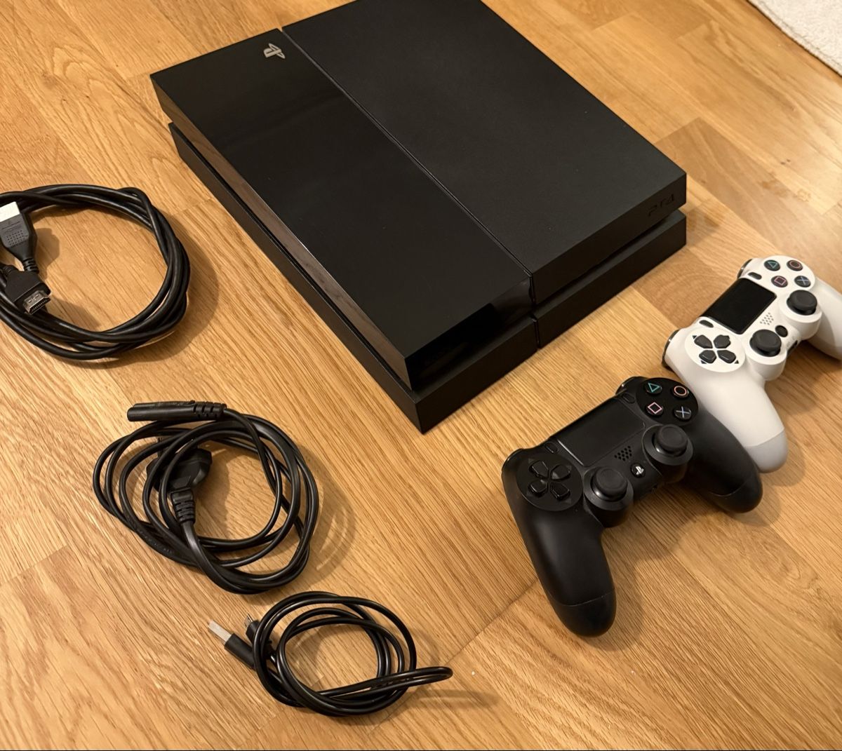 Sony Console: PlayStation 4 / PS4 / mit 2 Controllern – Usato da Bern venduto da Joker1986 2