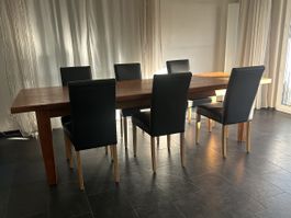 Massiver Tisch aus Teakholz