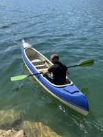Schönes Kanu - Lass dich von der Ruhe des Wassers treiben