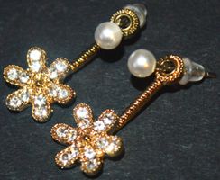 Ohrstecker D-962 – Blume mit Strass 2 Stück goldig