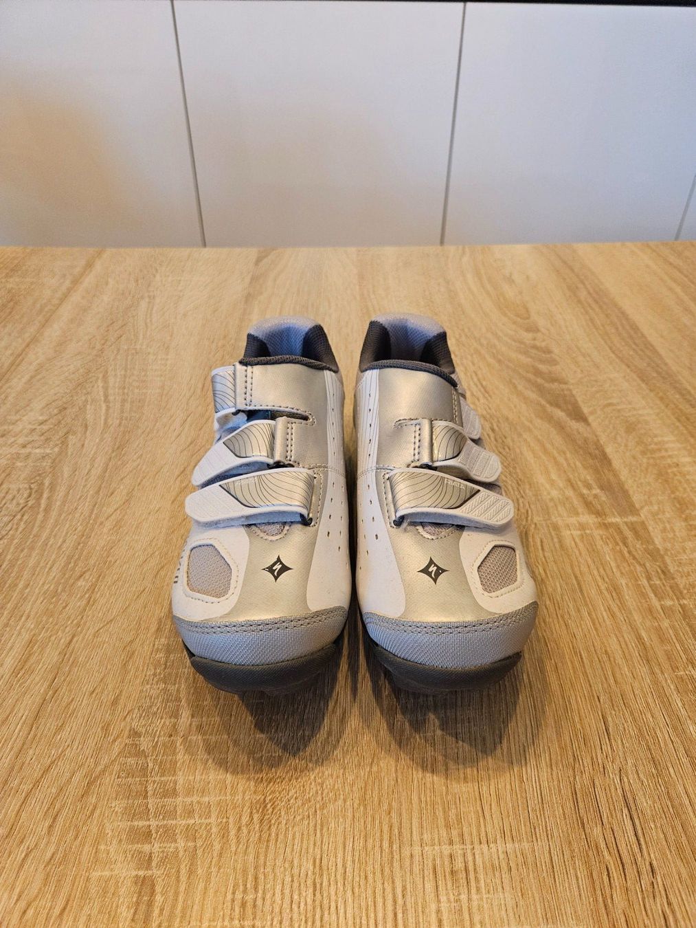 Specialized Scarpe da donna: Veloschuhe Specialized Riata, Weiss/Silber, Gr. 37 – Nuovo (secondo la descrizione) da Brunnen venduto da summerLove6