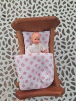 Antikes Holz Puppenbettli/ Wiegeli mit Püppchen 6cm