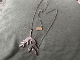 silberne Kette: Blatt mit weissem Stein