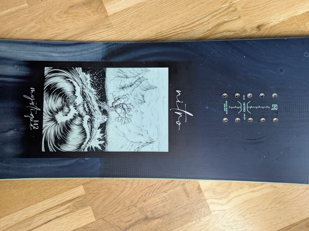 Snowboard Nitro Board: Nitro Mystique Snowboard 142 – Nuovo (secondo la descrizione) da Emmenbrücke venduto da hablinat 1