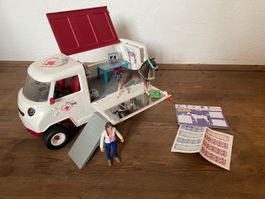 Schleich Mobile Klinik Tierarzt mit Hannoveraner Fohlen