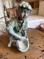 Figur "Knabe mit Schale", Gartendeko vermutlich Bronze