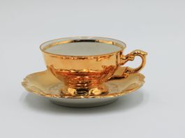 Tasse à café et soucoupe dorées