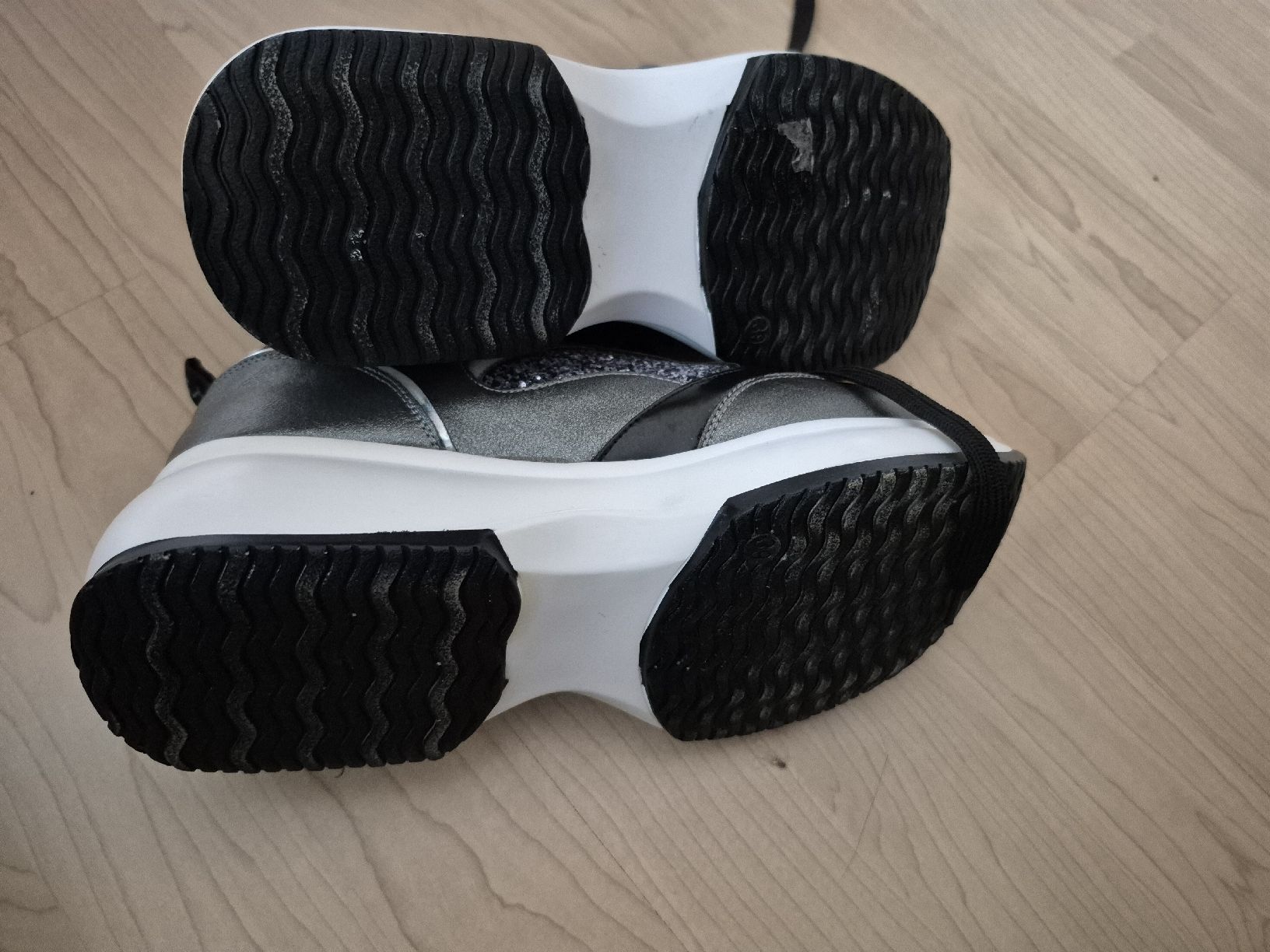 Damenschuhe: Keys Sneakers Grösse 39 – Gebraucht aus Oberweningen von Bumblebee2 2