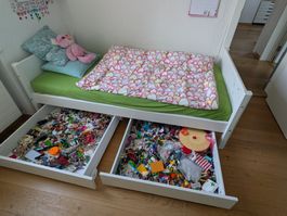 Kinderbett - mit praktischem Stauraum (ohne Matratze)