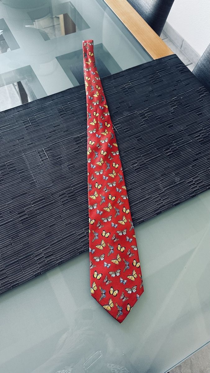 Saint Laurent Cravatte: YSL Kravatte Seide Rot mit Schmetterlinge – Nuovo (secondo la descrizione) da Watt venduto da Beautiful