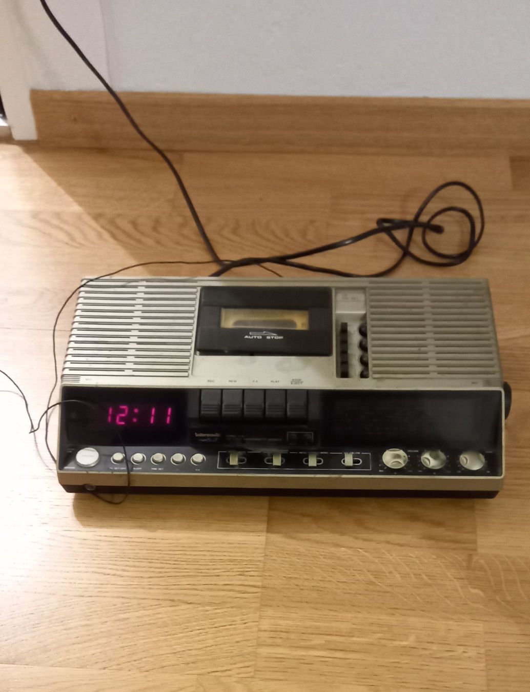 Radio: Intersonic soleil Clock Radio. 9fr Versand – Usato da Fahrweid venduto da SMILE.5