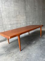 Grande table basse en teck massif par John Boné