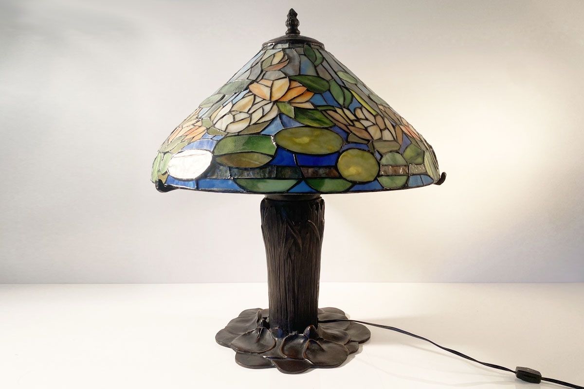 Tiffany & Co. Lampade: Tiffany Lampe Seerose Motiv mit Bronzefuss – Usato da Ballwil venduto da ClassicGallery 3