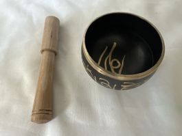 Klangschale mit Klöppel schwarz mit goldenen Zeichen 