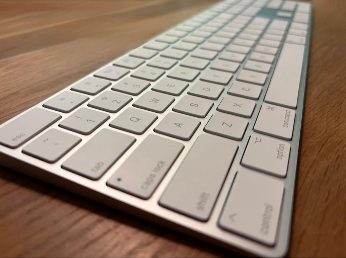 Apple Tastaturen: Magic Keyboard Apple avec pavé numérique (3) – Gebraucht aus Lausanne von aur_cxg5 1