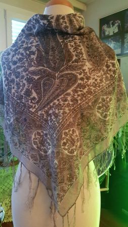 Weiss-grau-braunes Foulard mit Fransen