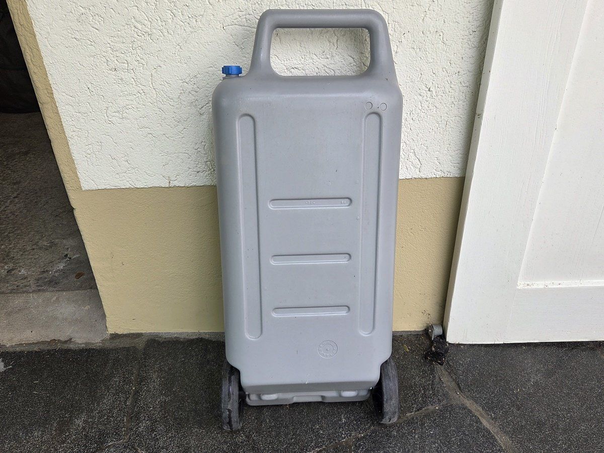 Abbeveratoi e trogoli: Carysan Aquamobil Wassertaxi Rolltank Abwassertank 35 l – Usato da wallbach venduto da 88-Melanie 2