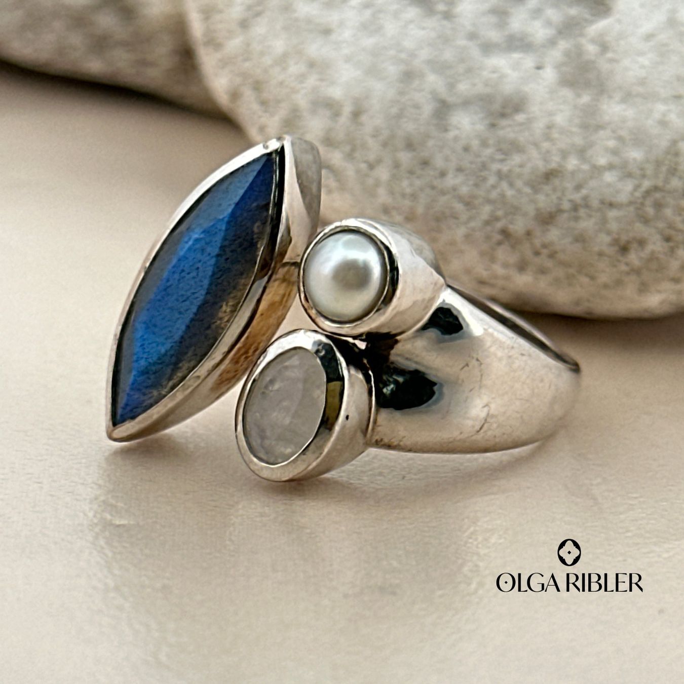 Olga Ribler Bagues: Offener Statement Ring mit Labradorit, Mondstein & Perle – Neuf (Voir description) à Luzern par byolgaribleroutlet 3