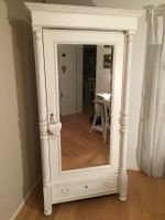 Armoire ancienne avec miroir, style shabby chic!