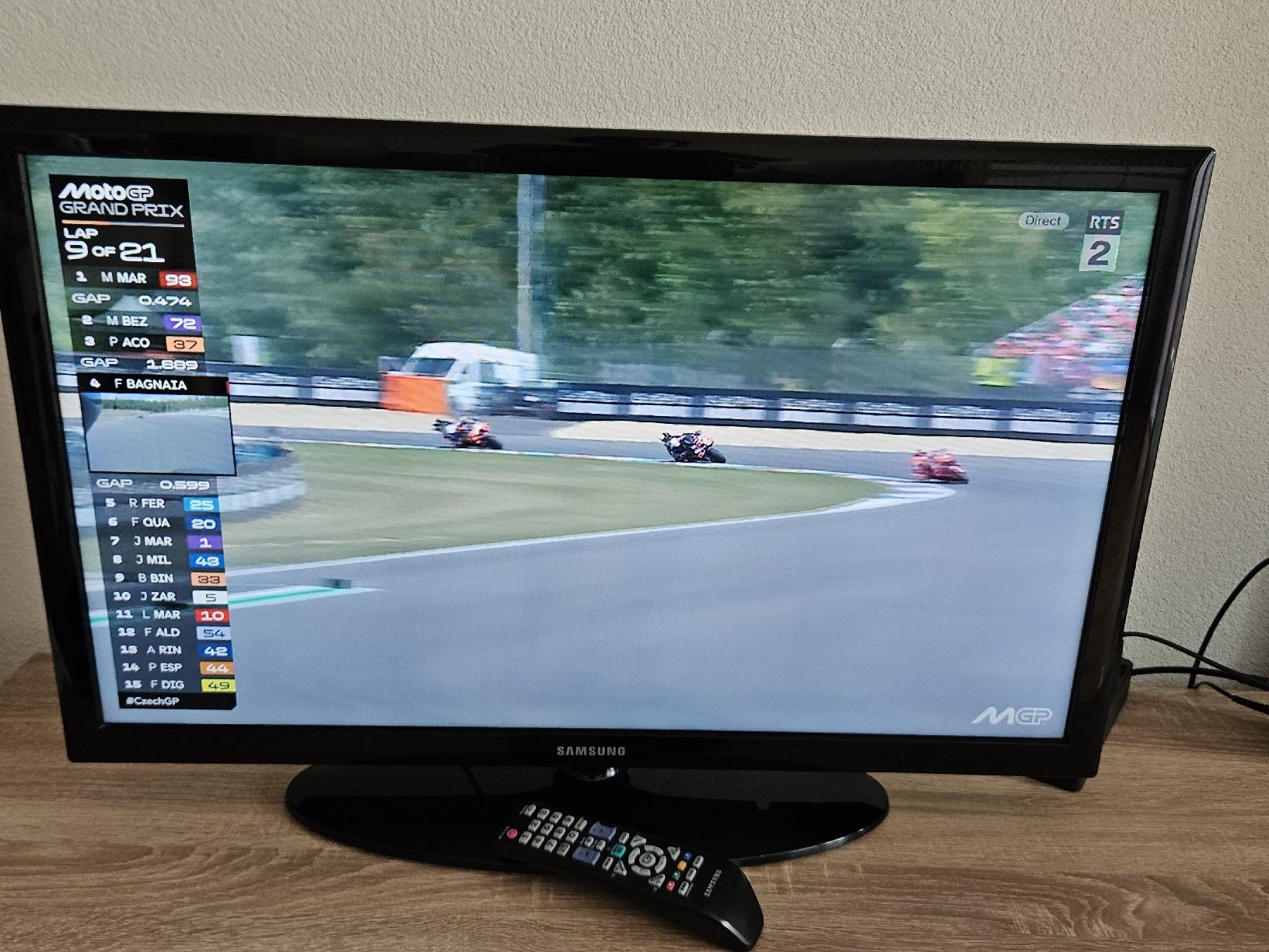 Samsung Fernseher: Téléviseur SAMSUNG 32" (82 cm) – Gebraucht aus Fribourg von nae_8bt5