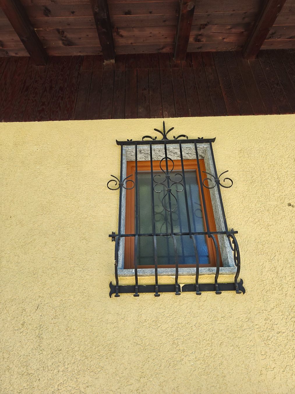 Gitter & Roste: Grille de fenêtre, support a Geranium, lampe en fer forgé – Gebraucht aus Nax von Heinanken 1