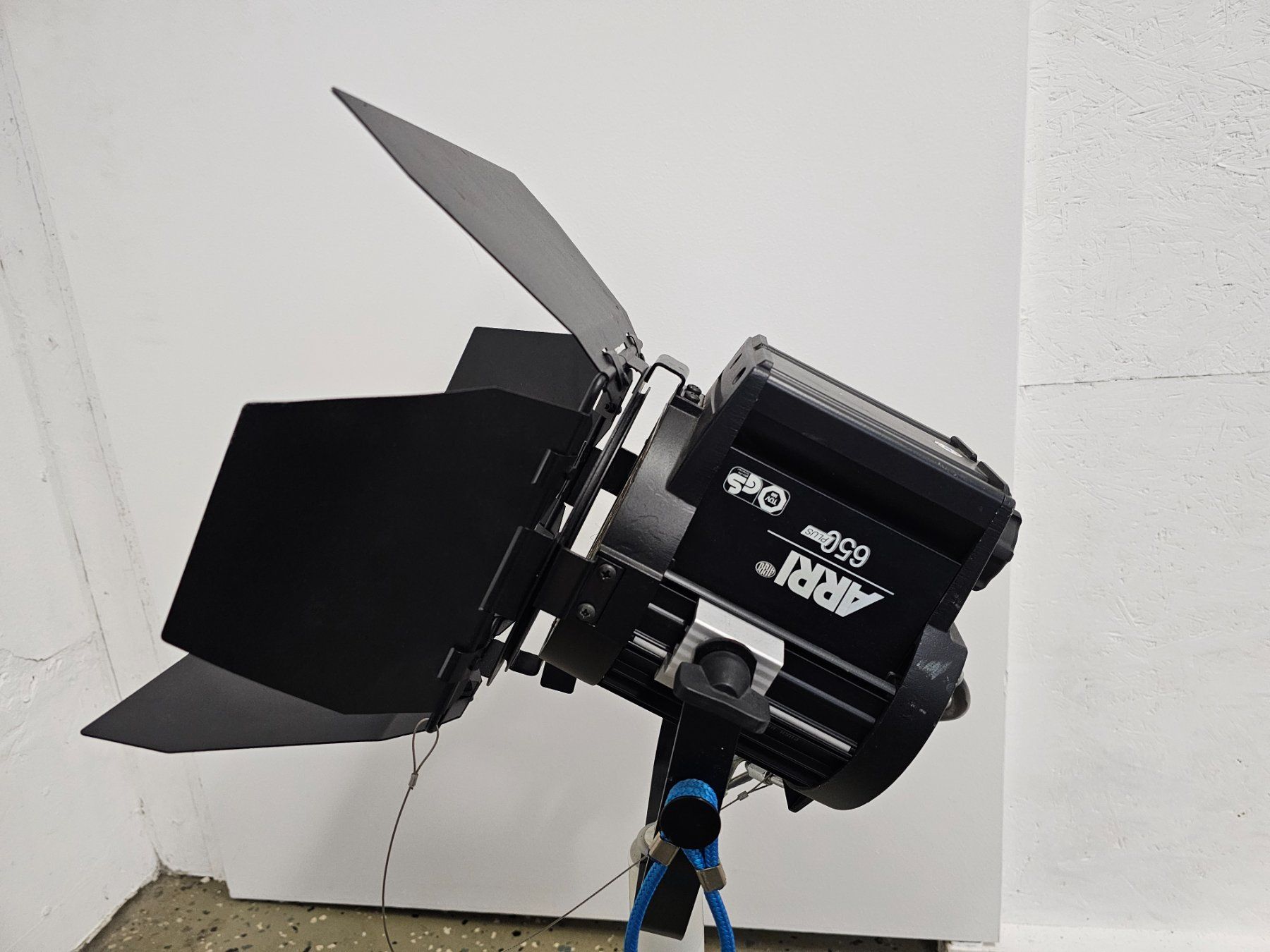 Arri Fari: Arri 650 Plus Theater-Scheinwerfer – Usato da Neuhausen venduto da PBMG 1