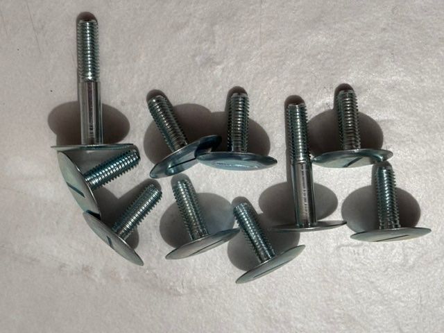 Tous les outils: Extrem flache Sitzschrauben – Neuf avec emballage d'origine à Tafers par Peugeot407 1