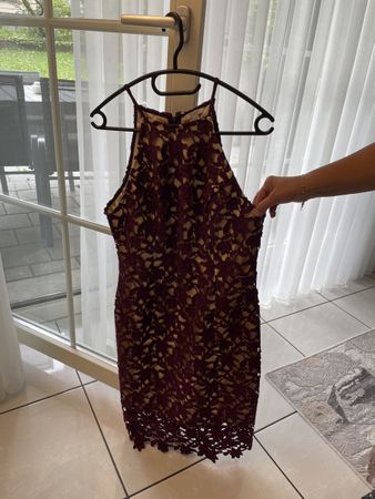 Violettes Kleid, Marke Guess, Grösse L