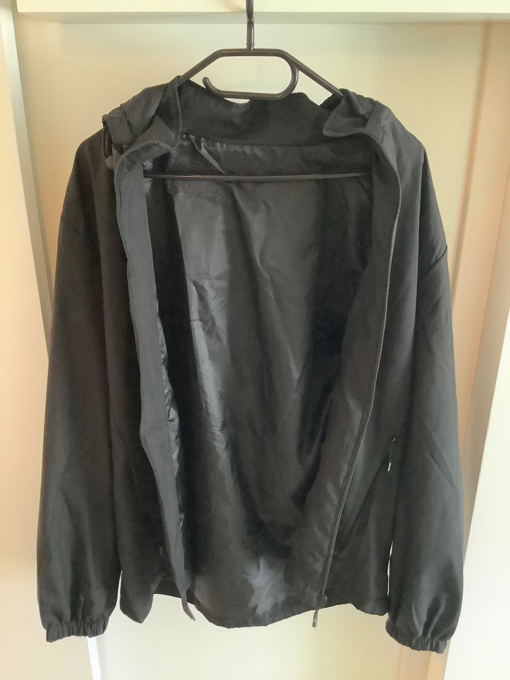 Giacche: Schwarze leichte Jacke mit Kapuze Grösse L – Usato da Zürich venduto da Verde21 3