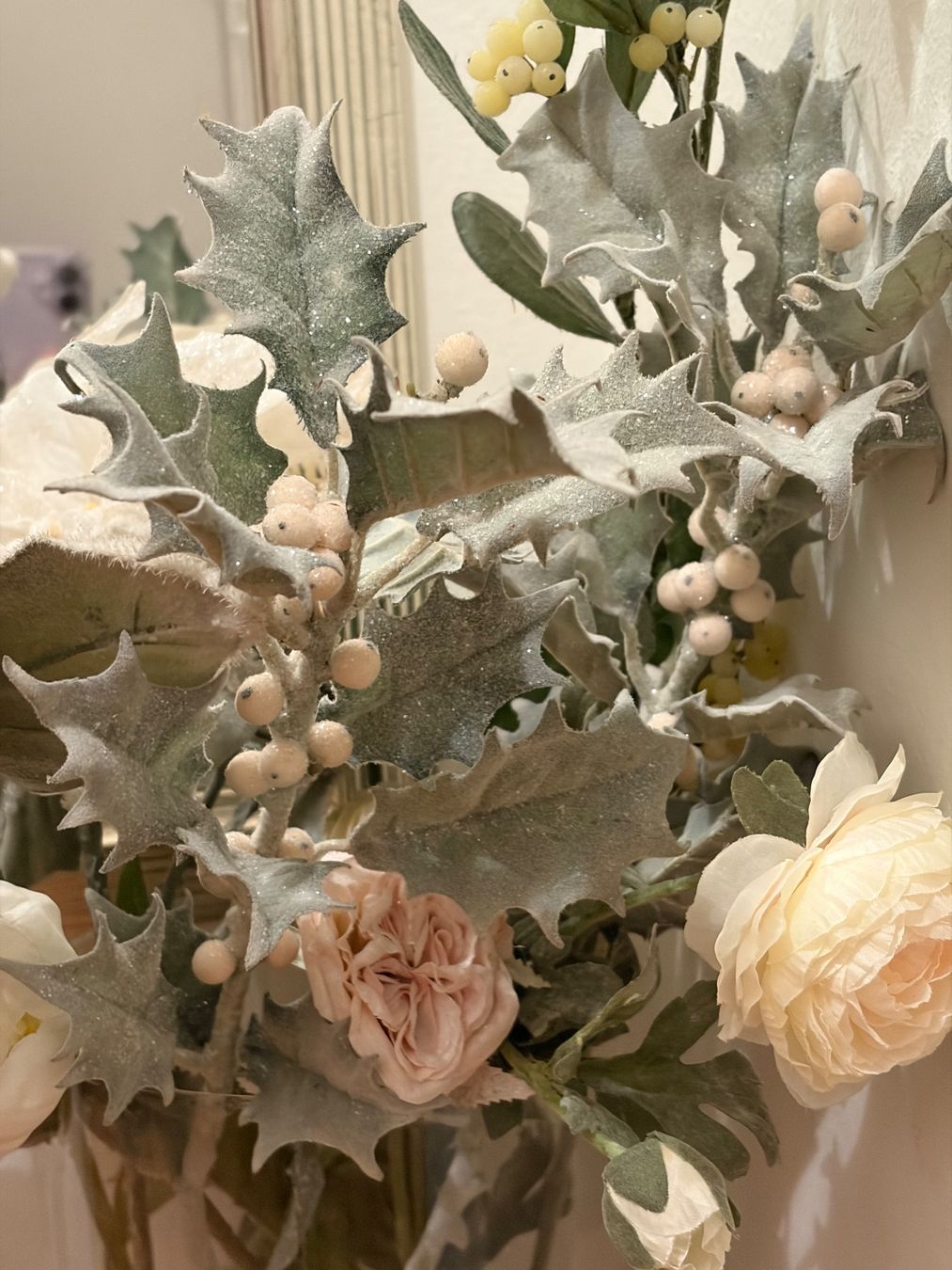 Tutte le decorazioni: Winterdeko: Elegantes Kunstblumenarrangement – Usato da Luzern venduto da Lampion