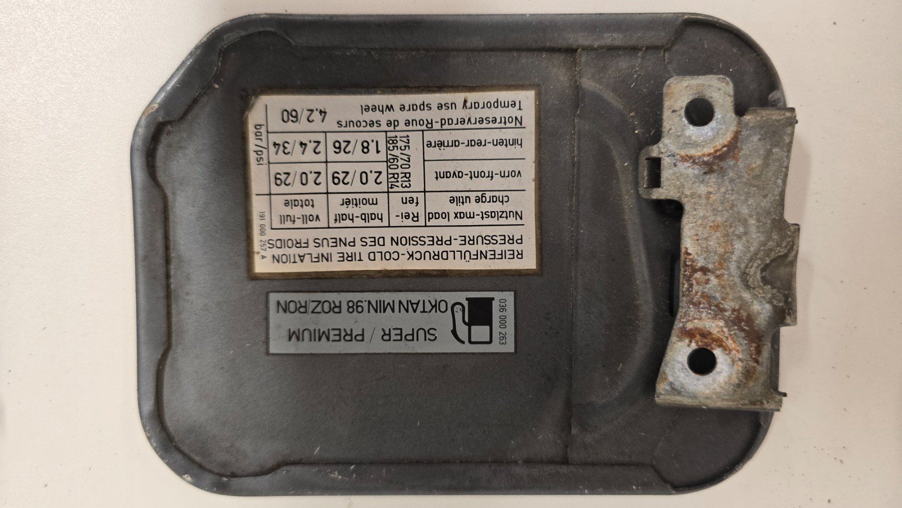 Volkswagen Tutti pezzi di ricambio auto: VW Golf 2 Tankdeckel – Usato da Tuggen venduto da Santasbag 1