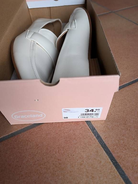 Scarpe da donna: Scarpe nuove da donna numero 38 – Usato da Verscio venduto da tig_jg9j 1