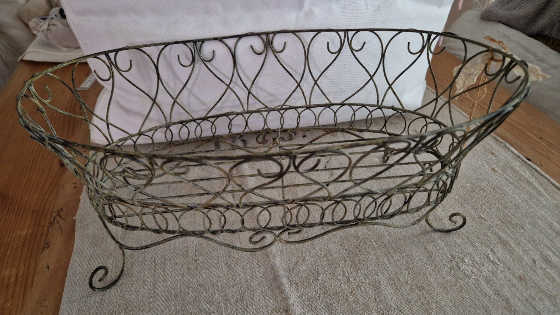 Autres articles pour la maison: Hübscher Drahtkorb oval mit Standfuss – D'occasion à Rütihof par Teddy1985