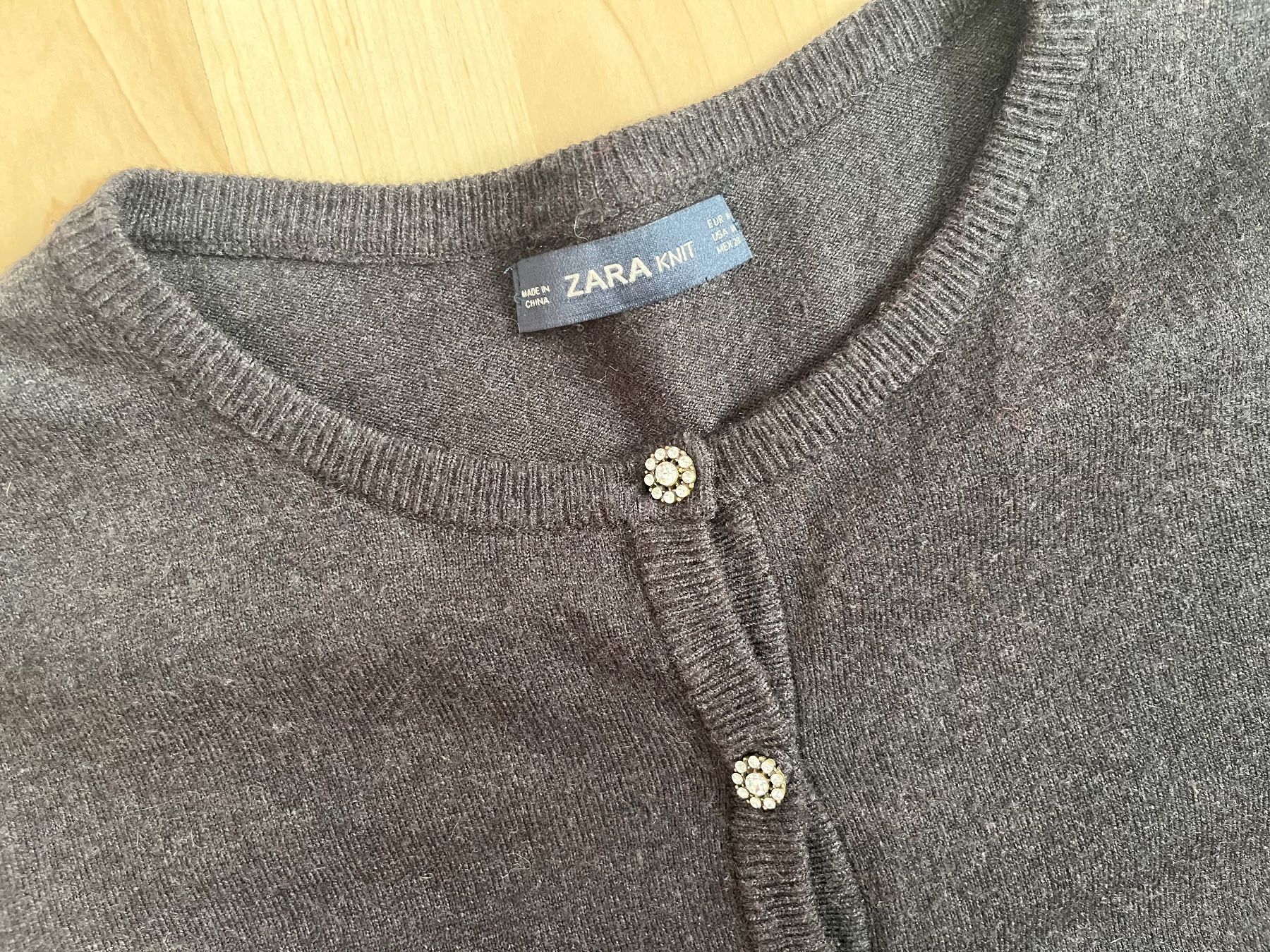 Zara Maglioni & Felpe: Zara: Strickjäckchen, Cardigan, anthrazit, Strassknöpfe, S M – Usato da Luzern venduto da ellitussi 2