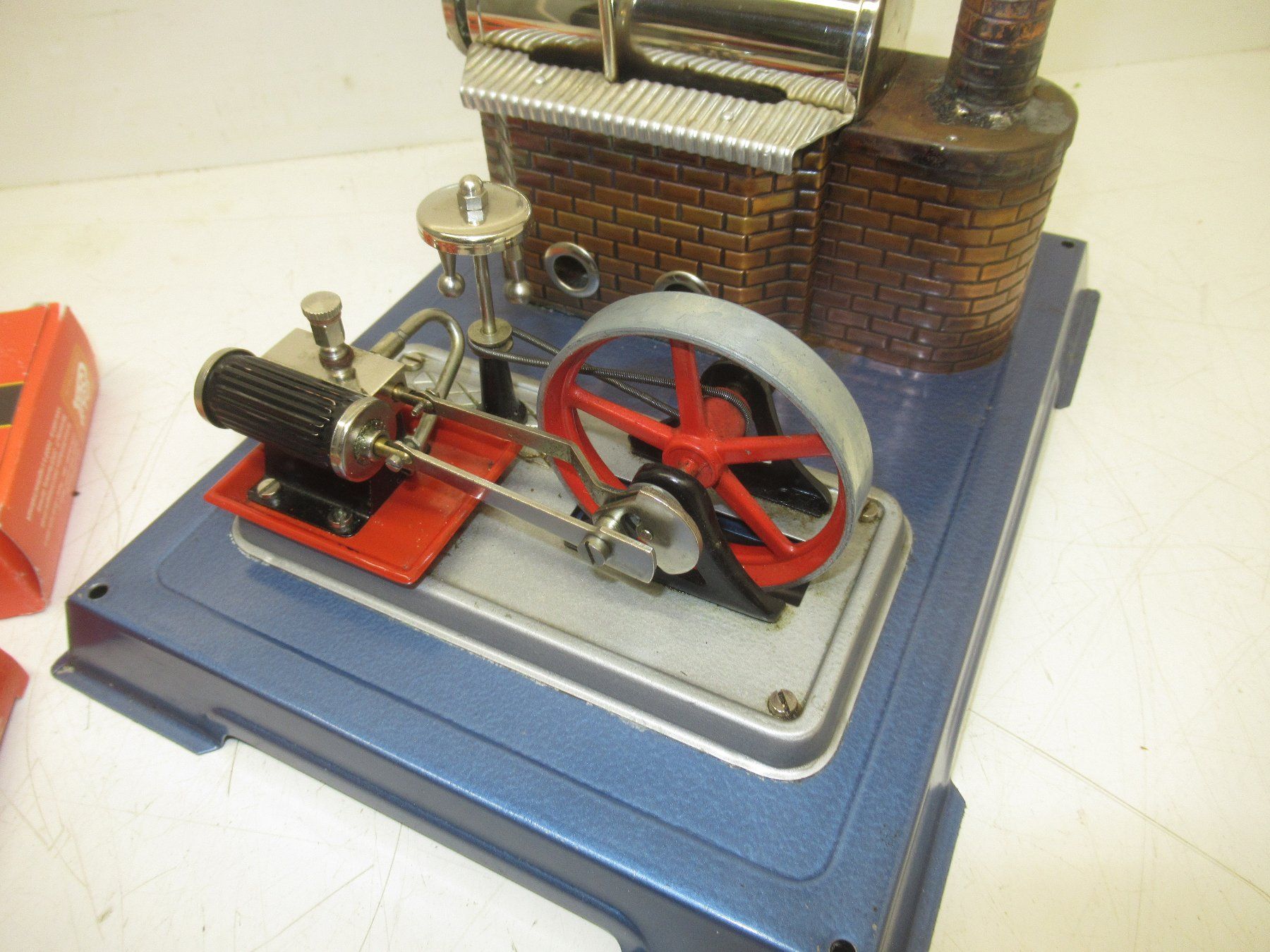Wilesco Kit di modellismo & Modellini statici: Wilesco Dampfmaschine D10 mit Dynamo, ungetestet – Usato da Männedorf venduto da livesteam 4