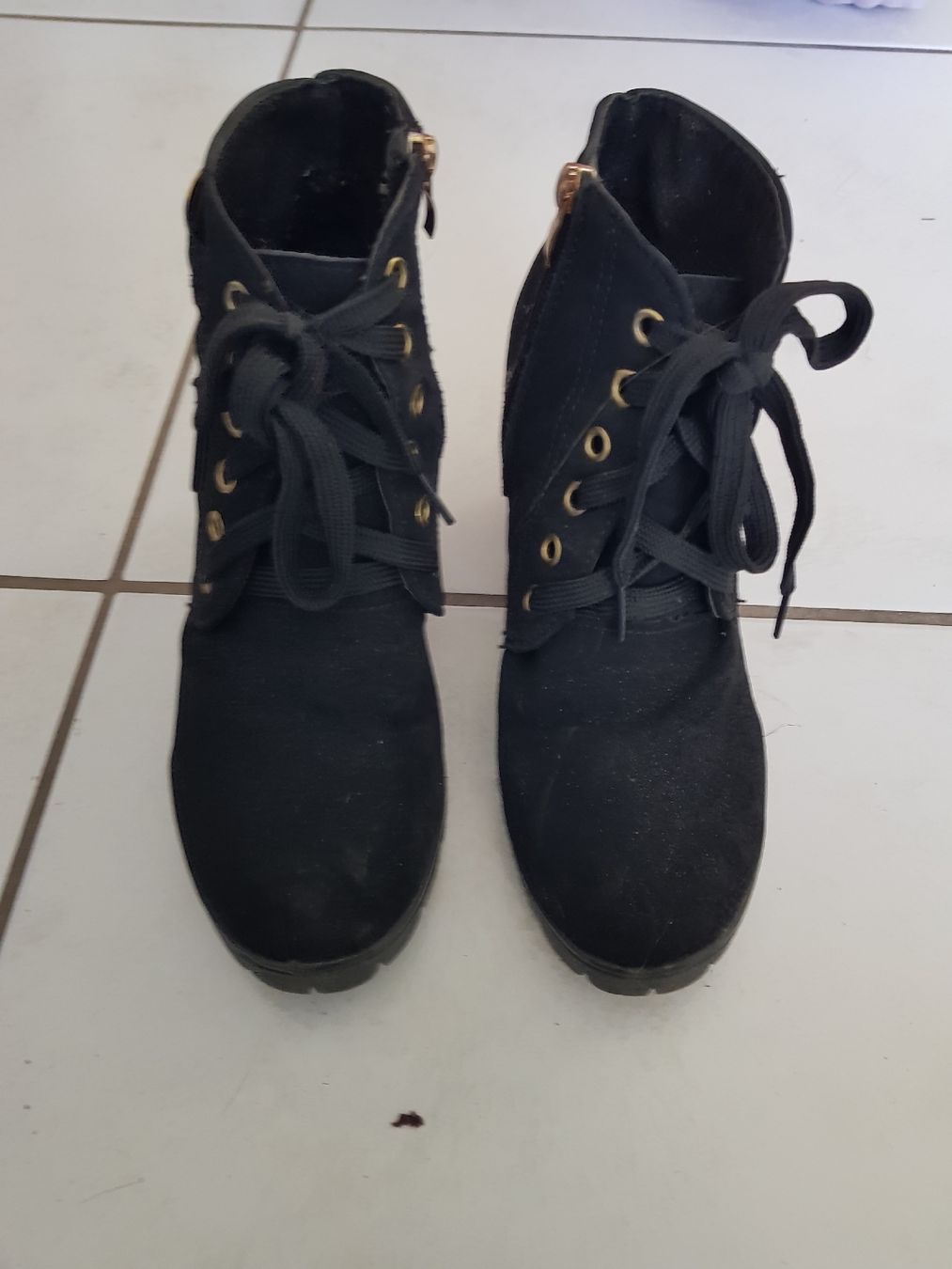 Damenschuhe: bottine – Gebraucht aus Hermance von Triplebizzo