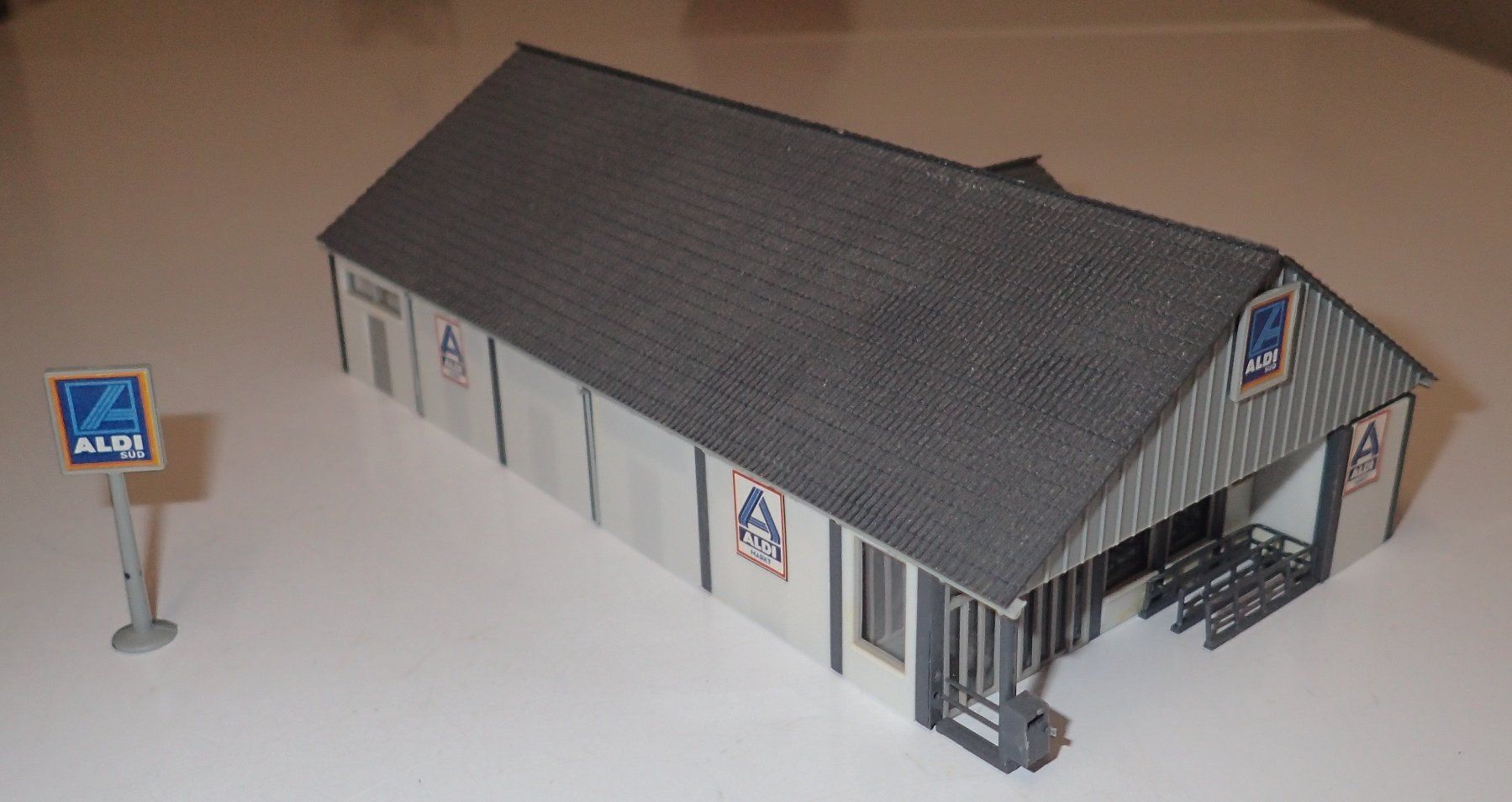 Modelleisenbahnen: N - ALDI Einkaufszentrum / centre commercial ALDI – Gebraucht aus Lausanne von Biquette6