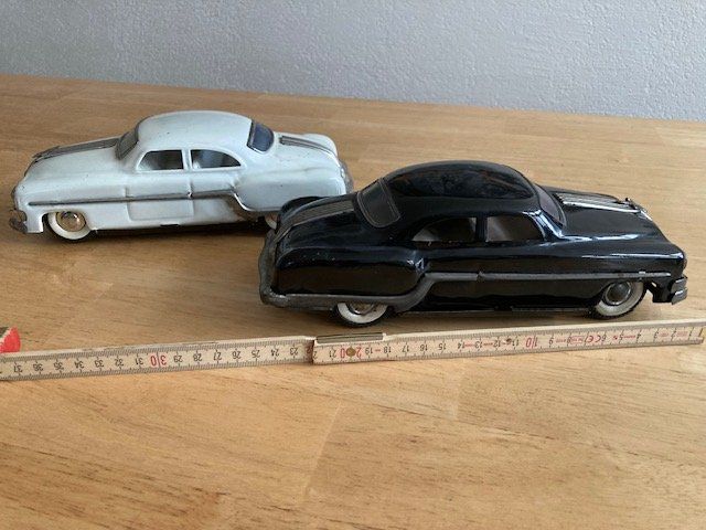 Spielzeuge: 2 Stück Oldtimer Blechautos 50-er Jahre Style – Gebraucht aus Affoltern am Albis von rollotomasi 2