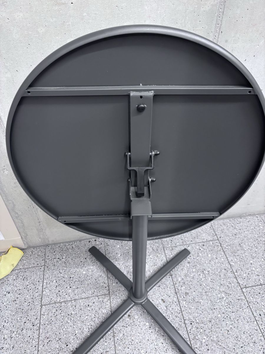 Tables: Gartentisch aus Stahl – D'occasion à Zürich par Planetmax 1