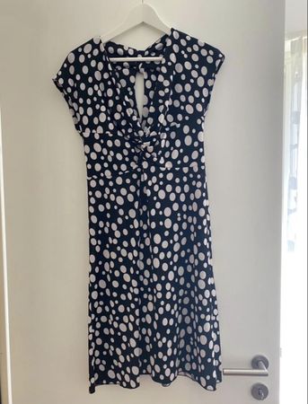 Sommerliches Kleid mit Punktmuster, Grösse 38, neuwertig