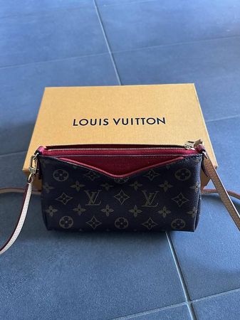 Fast neue Louis Vuitton Pallas Clutch