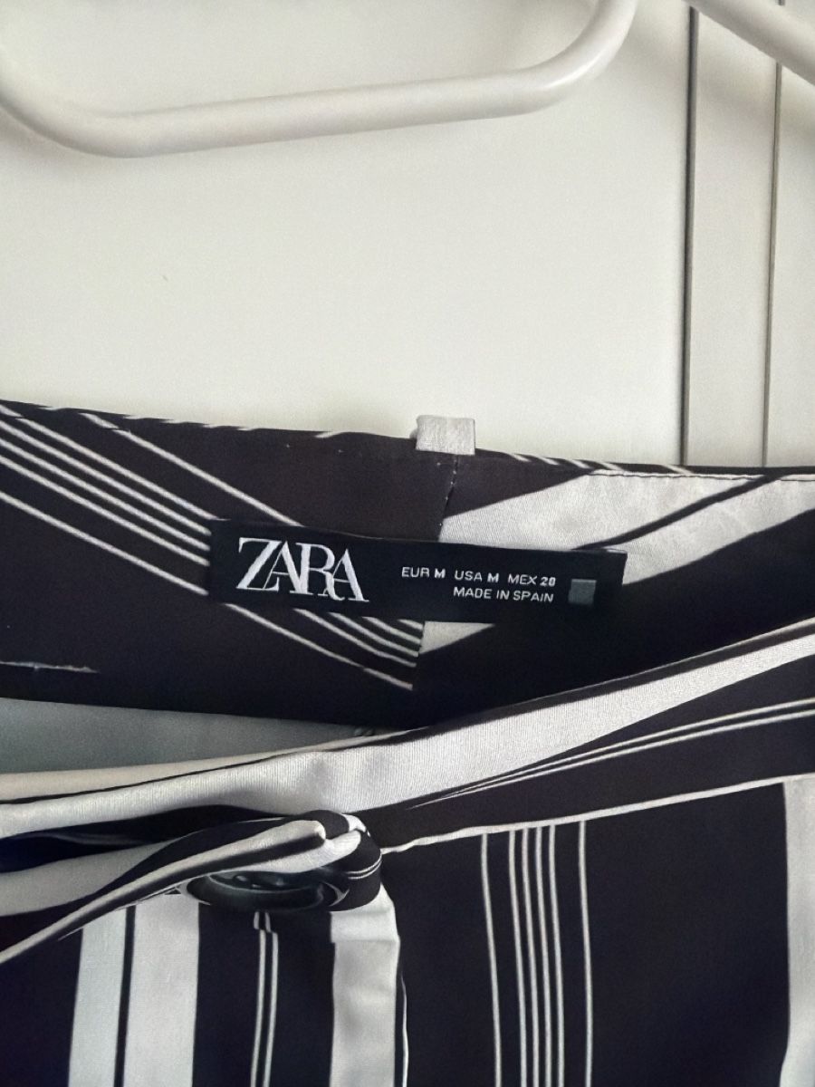 Zara Pantaloni: Shorts Zara rayures noir blanc taille M – Nuovo (secondo la descrizione) da Renens VD venduto da sar_bwz5 2