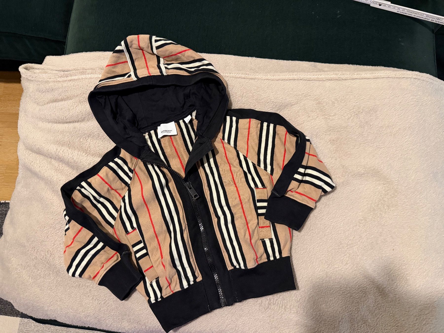 Burberry Jacken & Mäntel: Burberry Kinder Hoodie Grösse 4Y – Gebraucht aus Thalwil von vverinha 4